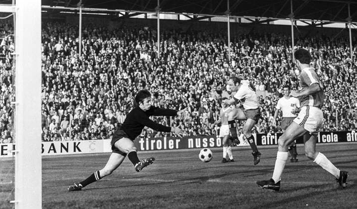 TSV 1860 von München - Hamburger Sportverein 0 : 2 0 : 2 durch Uwe Seeler (HSV) Torwart Franz-Josef Pauly TSV 1860 (eingewechselt ab der 11. Min)