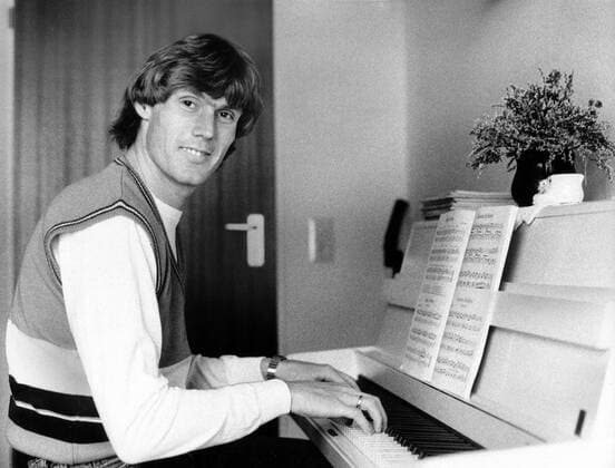 Rudi Bommer (Fortuna Düsseldorf) spielt Klavier