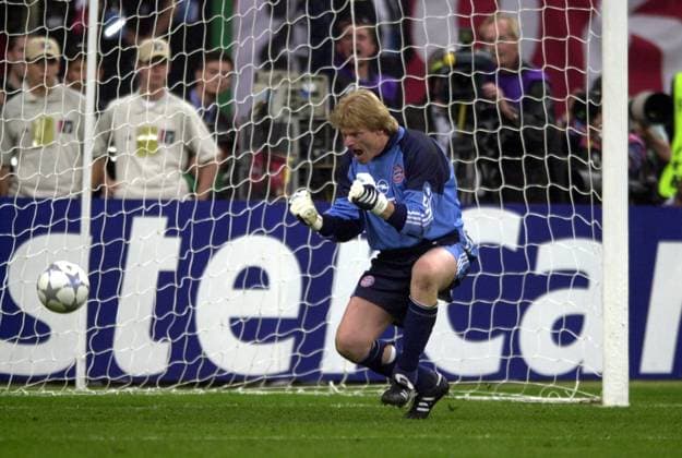 Fußball, FC Bayern München, Champions League Sieger 2001 Champions League Finale FC Bayern München-Valencia CF 6:5 n.Elfmeterschiessen. Torwart Oliver KAHN jubelt nachdem er den entscheidenden Elfmeter gehalten hat,Jubel,Freude,Begeisterung,Aktion,Einzelaktion,Einzelbild,Freisteller,Ganzkoerperaufnahme,ganze Figur,23.05.2001 ,Giuseppe Meazza Stadion Mailand.