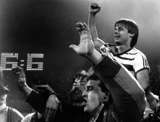 Olaf Thon (FC Schalke 04) lässt sich von den Fans feiern