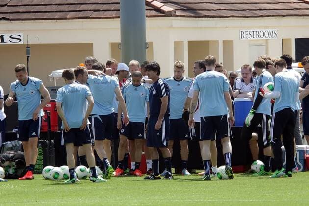 Bundestrainer Joachim Löw bei seiner Ansprache vor dem ersten Training zwischen Sidney Sam und Aaron Hunt, li.: Lukas Podolski