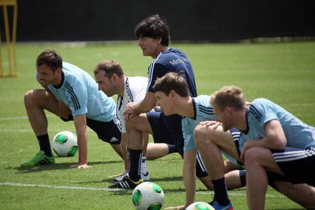Bundestrainer Joachim Löw wärmt sich mit seinen Spielern auf, v.li.: Heiko Westermann, Hans Dieter Flick, Philipp Wollscheid und Andre Schürrle