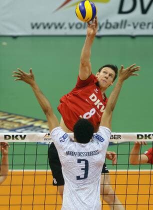 Ludwigsburg , Volleyball Länderspiel Deutschland vs. Frankreich von vorne: Gerald Hardy- Dessources ( FRA ) Marcus Böhme ( Deut )