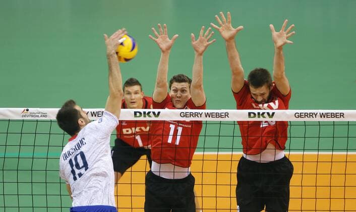 Ludwigsburg , Volleyball Länderspiel Deutschland vs. Frankreich von links: Guillaume Quesque ( FRA ) Lukas Kampa ( Deut ) Philipp Collin ( Deut )