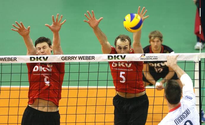 Ludwigsburg , Volleyball Länderspiel Deutschland vs. Frankreich von links: Marcus Böhme ( Deut ) Dirk Westphal ( Deut ) Marien Moreau ( FRA )