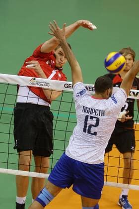 Ludwigsburg , Volleyball Länderspiel Deutschland vs. Frankreich von links: Christian fromm ( Deut ) Earvin Ngapeth N gapeth ( FRA )
