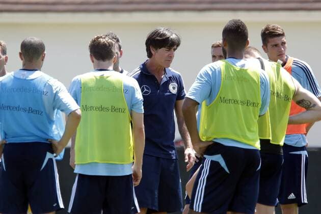 Bundestrainer Joachim Löw (D) bei der Ansprache, re.: Roman Neustädter