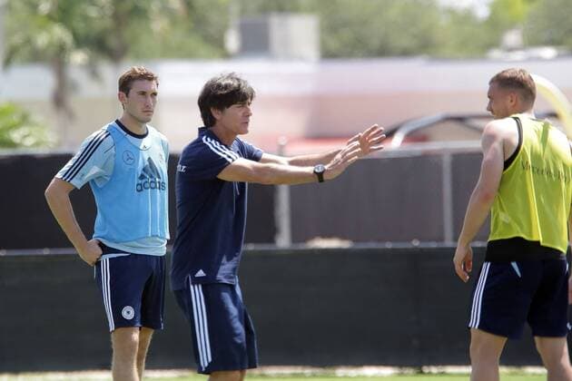 Bundestrainer Joachim Löw (D) bei der Ansprache mit Lukas Podolski und Stefan Reinartz