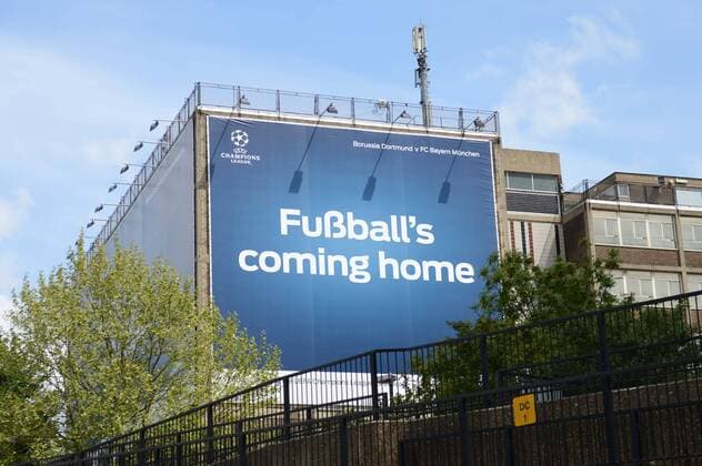 Fussball, Herren, Saison 2012 13, UEFA, Champions League, Finale in London, Borussia Dortmund - FC Bayern München, Werbung an der Metrostation Wembley Park in der Nähe des Wembley Stadions, Fußballs coming home, 25.05. 2013,