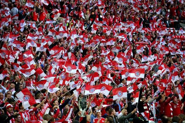 Stimmungsbild FC Bayern Muenchen Fans mit Fahnen EP_GST