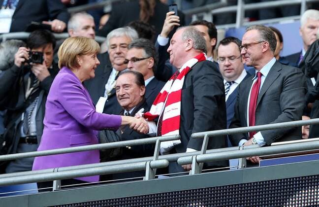 V.li. Bundeskanzlerin Angela Merkel begrüsst Bayern-Präsident Uli Hoeneß (FCB), Vorstandsvorsitzender Karl-Heinz Rummenigge (FCB). Borussia Dortmund--FC Bayern München . London, ENG, 25.05.2013 , Finale, Fussball-Champions League 2013 .