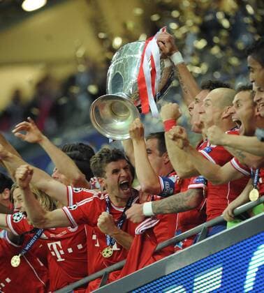 FuÃŸball, FC Bayern MÃ¼nchen, Champions League Sieger 2013 25.05.2013 London, England. Bayern Munich celebrate with the trophy after their 2-1 win in the 2013 UEFA Champions League Final between Bayern Munich and Borussia Dortmund from Wembley Stadium xTommyxGrealyx  ActionPlus20240074