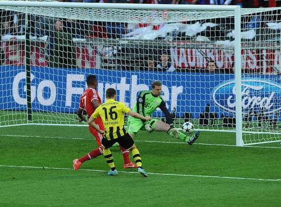 25.05.2013 London, England. Bayern Munich s Manuel Neuer makes a leg save from the shot of Jakub (Kuba) Blaszczykowski early in the 2013 UEFA Champions League Final between Bayern Munich and Borussia Dortmund from Wembley Stadium xTommyxGrealyx  ActionPlus20239983