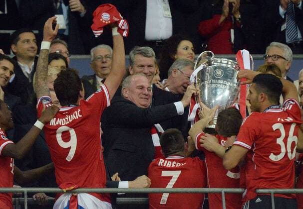 25.05.2013, xjhx, UEFA Champions League Finale, Borussia Dortmund - FC Bayern München, v.l. Präsident Uli Hoeness (FC Bayern München) mit dem Pokal.