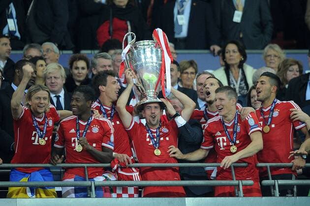Fussball Champions League Finale Borussia Dortmund - Bayern München am 25.05.2013 im Wembley-Stadion in London Franck Ribery ( München ), mitte - mit dem Champions League Pokal