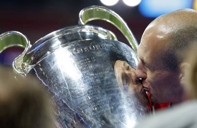 Arjen Robben of Bayern Munich kisses the trophy after the awarding ceremony for the UEFA Champions League final football match between Borussia Dortmund (BVB) - FC Bayern München at Wembley Stadium in London, Britain on May 25, 2013. Bayern Munich claimed the title with 2-1.(Xinhua Wang Lili) BRITAIN-LONDON-SOCCER-UEFA-CHAMPIONS LEAGUE-FINAL 