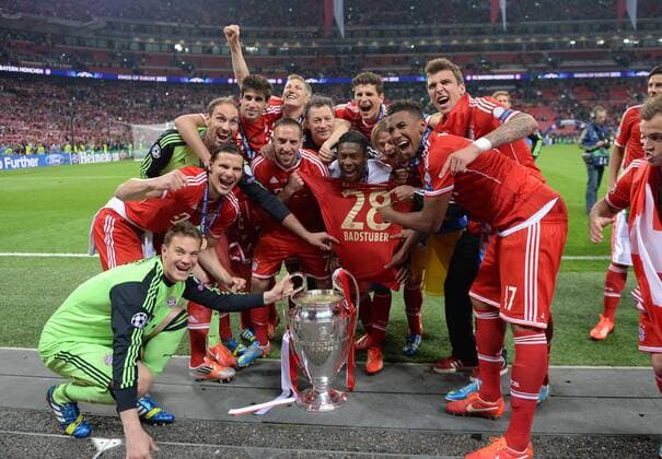 Fußball, FC Bayern München, Champions League Sieger 2013 FUSSBALL CHAMPIONS LEAGUE SAISON 2012 2013 FINALE Borussia Dortmund - FC Bayern München 25.05.2013 Champions League Sieger 2013 FC Bayern München: Die Mannschaft jubelt mit dem Pokal und halten das Trikot von dem Verletzten Holger Badstuber hoch 