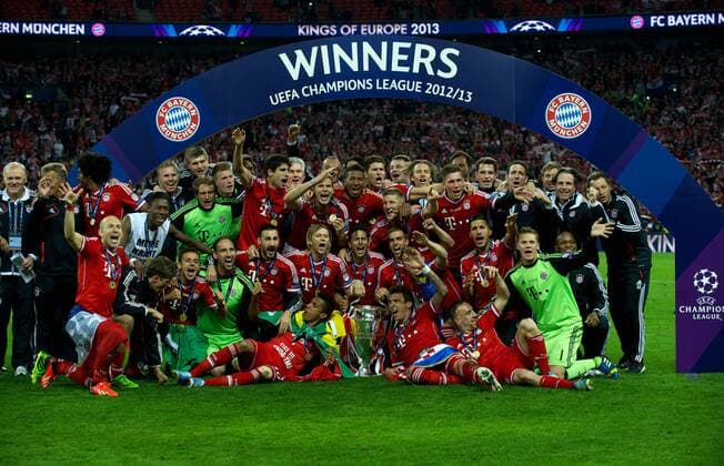 Fußball, FC Bayern München, Champions League Sieger 2013 Fussball UEFA Champions League 25.05.2013 Finale London Wembley Stadion Borussia Dortmund GER geg FC Bayern München GER 1:2 Bayern München ist Champions League Sieger Teamfoto mit Champions League Pokal ua Peter HERMANN CoTrainer FCB DANTE 4 FCB Franck RIBERY 7 FCB Javier MARTINEZ 8 FCB Mario MANDZUKIC 9 FCB Arjen ROBBEN 10 FCB Jerome BOATENG 17 FCB Philipp LAHM 21 FCB Thomas Müller 25 FCB David ALABA 27 FCB Bastian SCHWEINSTEIGER 31 FCB TW Tom STARKE 22 FCB Daniel VAN BUYTEN 5 FCB Xherdan SHAQIRI 11 FCB Claudio PIZARRO 14 FCB Luiz GUSTAVO 30 FCB Mario GOMEZ 33 FCB Anatoliy TYMOSHCHUK 44 FCB Jupp HEYNCKES FCB Trainer und andere