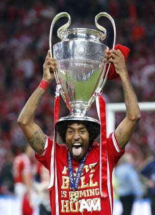 Fußball, FC Bayern München, Champions League Sieger 2013 Münchens Dante celebrates the win of the cup during the final of the Champions league between Borussia Dortmund and FC Bayern Munich, Wembley Stadium in London on May 25., 2013. Borussia Dortmund gegen FC Bayern München im Finale der Champions League in der Saison 2012 2013 am 25. Mai 2013.