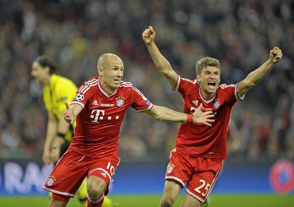 25.05.2013, Fussball Champions League Finale: Borussia Dortmund (BVB) - FC Bayern München, im Wembley-Stadion London (England). Siegerehrung und Siegesfeier nach dem Spiel. Torjubel. v.l. Arjen Robben (Bayern München) und Thomas Müller (München)