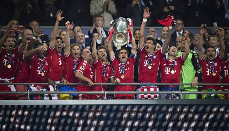 Fußball, FC Bayern München, Champions League Sieger 2013 London, 25.05.2013, Wembley Münchener Schlussjubel: Philipp Lahm (FCB) mit Pokal FC Bayern München Champions League Finale der Herren