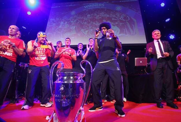 Fußball, FC Bayern München, Champions League Sieger 2013 DANTE (FCB Nr.4) Bonfim Costa Santos, Bastian Schweinsteiger (Bayern 31), Arjen ROBBEN, 10 FCB , Trainer Cheftrainer Jupp HEYNCKES (FCB) Fussball UEFA Champions League, Finale, beim Champions League Finale Bankett im Grosvenor House CL Saison 2012 2013, FCB, München, BVB FC BAYERN MÜNCHEN - BORUSSIA DORTMUND (2 -1 )
