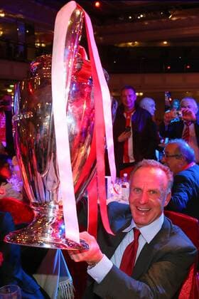 Karl-Heinz RUMMENIGGE (Vorstandsvorsitzender FCB AG) , Champions League Pokal, Trophäe, Trophy, Fussball UEFA Champions League, Finale, beim Champions League Finale Bankett im Grosvenor House CL Saison 2012 2013, FCB, München FC BAYERN MÜNCHEN