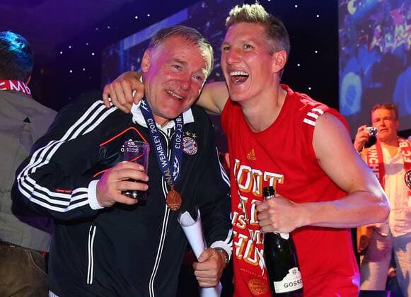 Fußball, FC Bayern München, Champions League Sieger 2013 Peter HERMANN, FCB Co-Trainer, Bastian Schweinsteiger (Bayern 31) Fussball UEFA Champions League, Finale, beim Champions League Finale Bankett im Grosvenor House CL Saison 2012 2013, FCB, München FC BAYERN MÜNCHEN