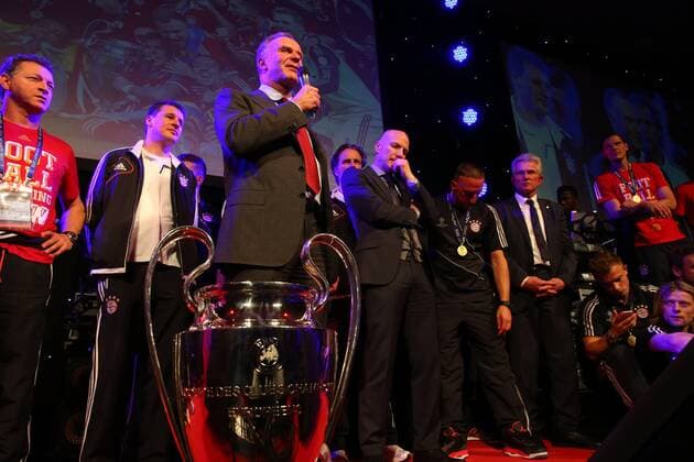 Fußball, FC Bayern München, Champions League Sieger 2013 LONDON, ENGLAND - MAY 25: Karl-Heinz Rummenigge, CEO of FC Bayern München speaks during the Bayern München Champions League Finale banquet at Grosvenor House on May 25, 2013 in London, England. Local Caption Karl-Heinz Rummenigge