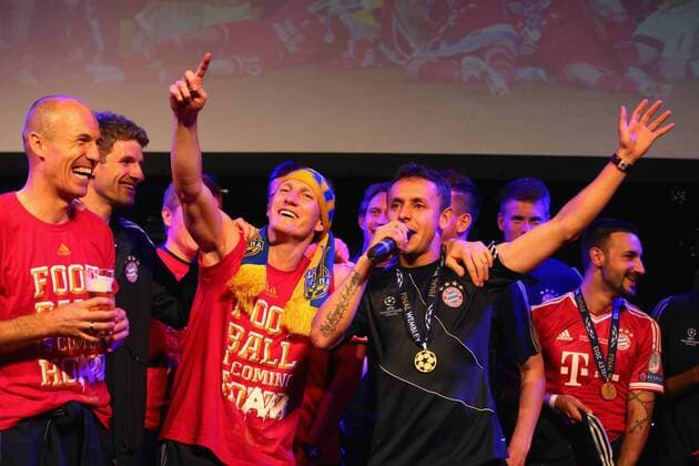 Fußball, FC Bayern München, Champions League Sieger 2013 LONDON, ENGLAND - MAY 25: Bastian Schweinsteiger (C) of FC Bayern München celebrates with his team mates Arjen Robben (L), Rafinha (R) and Thomas Mueller (2nd L) on the Bayern München Champions League Finale banquet at Grosvenor House on May 25, 2013 in London, England. Local Caption Bastian Schweinsteiger; Arjen Robben; Rafinha; Thomas Mueller