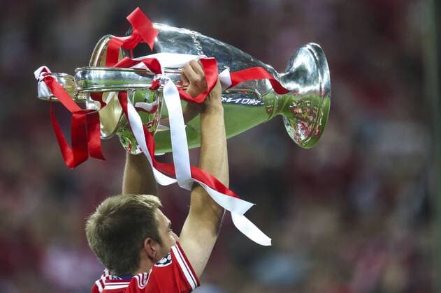 Fußball, FC Bayern München, Champions League Sieger 2013 Philipp Lahm (Bayern 21) Champions League Pokal, Trophäe, Trophy, FC BAYERN MÜNCHEN Fussball UEFA Champions League, Finale, im Wembley Stadion London am 25.05.2013 CL Saison 2012 2013, FCB, München