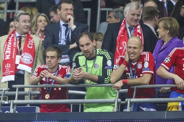 Fußball, FC Bayern München, Champions League Sieger 2013 Philipp Lahm (Bayern 21), Tom STARKE (Bayern 22), Arjen ROBBEN, 10 FCB fassungslos, können es nicht glauben, hinten Horst Seehofer, Karl HOPFNER (FCB Geschäftsführer), FC BAYERN MÜNCHEN Fussball UEFA Champions League, Finale, im Wembley Stadion London am 25.05.2013 CL Saison 2012 2013, FCB, München
