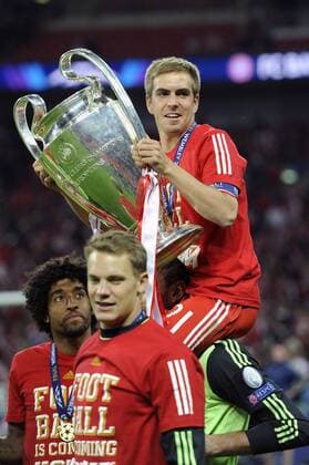 Fußball, FC Bayern München, Champions League Sieger 2013 Philipp LAHM (Bayern München) auf den Schultern von Tom STARKE, Torwart (FC Bayern München), vorne:Manuel NEUER (Torwart FC Bayern München), DANTE Bonfim Costa Santos (Bayern München), Aktion, Jubel, Freude, Begeisterung, , winner, Sieger, Pokal, Trophäe, Cup, Siegerehrung, Einzelaktion, Einzelbild, Ganzkoerperaufnahme, ganze Figur. Fussball Champions League Finale 2013 BVB Borussia Dortmund (DO) - FC Bayern München 1-2. Saison2012 13, WEMBLEY Stadion, 25.05.2013.