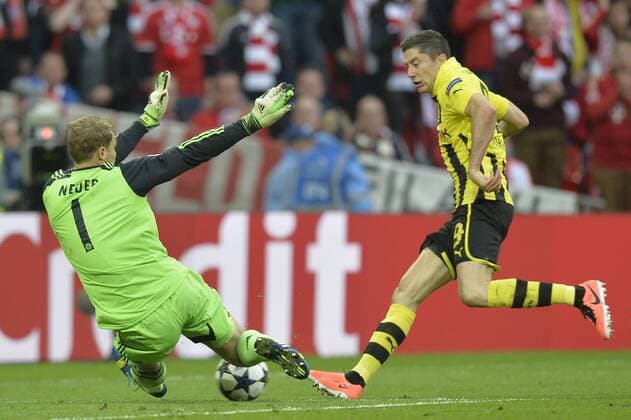 LONDON, 25.05.2013, Manuel Neuer (FC Bayern München) pariert den Schuss von Robert Lewandowski (BVB) im UEFA Champions League Finale 2013 Borussia Dortmund gegen FC Bayern München im Wembley Stadion in London, 25.05.2013.