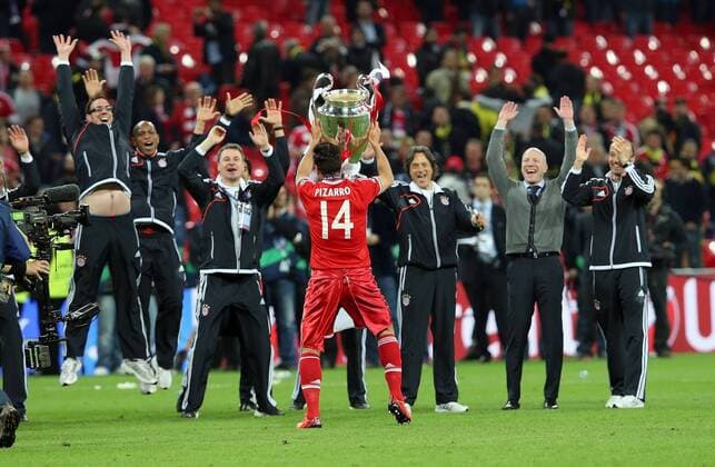 Fußball, FC Bayern München, Champions League Sieger 2013 Bayern München gewinnt die Champions League 2013. Claudio Pizarro (Bayern) reisst den Pokal nach oben. 2.v. rechts Sportdirektor Matthias Sammer (Bayern) . Borussia Dortmund - FC Bayern München . London, ENG, 25.05.2013 , Finale, Fussball-Champions League 2013 .