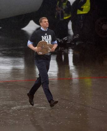 Manuel NEUER, FC Nr.1 läuft mit einem Herz durch den Regen auf dem Rollfeld FC BAYERN Ankunft mit Pokal nach Champions League Sieg Fussball 1. Bundesliga , Franz-Joseph-Strauss Flughafen München, am 26.05.2013 FCB, CL,