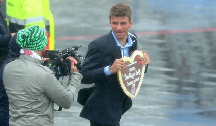 26.05.2013, Fussball Ankunft des UEFA Champions League Sieger 2013 FC Bayern München am Flughafen München. Thomas Müller (Bayern München)