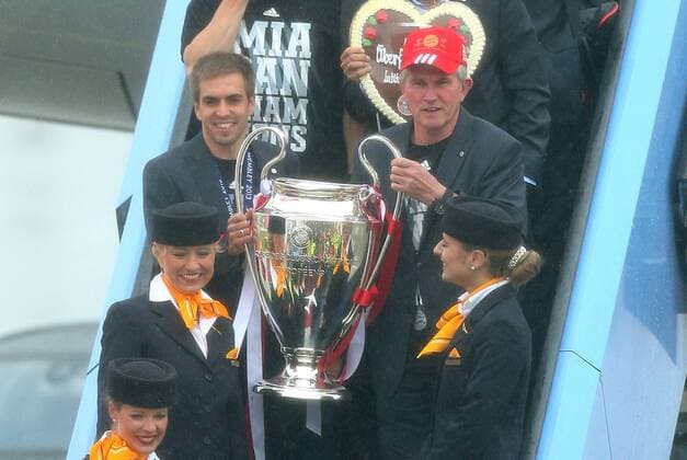 26.05.2013, Fussball Ankunft des UEFA Champions League Sieger 2013 FC Bayern München am Flughafen München. v.l. Thomas Müller (Bayern München) und Trainer Jupp Heynckes (Bayern München) mit Pokal steigen aus