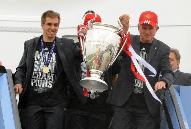 Die Mannschaft des FC Bayern München bei der Ankunft am Flughafen München. Im Bild Philipp LAHM (FC Bayern München) und Trainer Jupp HEYNCKES (FC Bayern München) EP_WSE