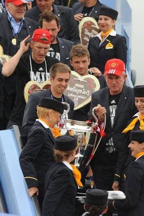 Die Mannschaft des FC Bayern München bei der Ankunft am Flughafen München. Thomas Müller (FC Bayern München) mit einem Lebkuchenherz EP_WSE
