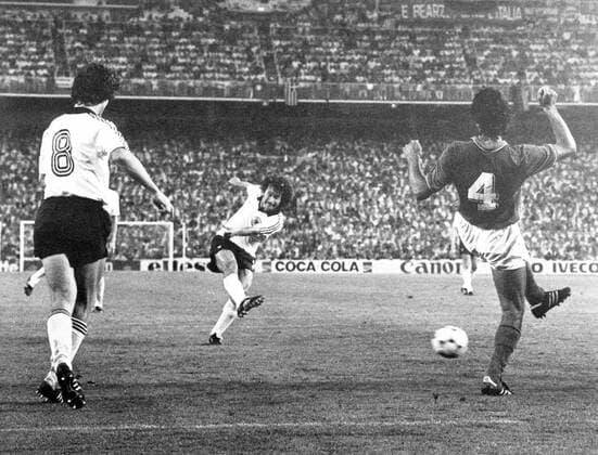 Italien - BR Deutschland 3:1 - Paul Breitner (BRD) erzielt das Tor zum 1:3
