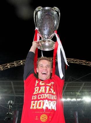 Fussball, Champions League, Europapokal, Endspiel, Finale, Saison 2012 2013, Finale, 25.05.2013, FC Bayern München, v.l. Manuel Neuer, FC Bayern München, mit Champions League Pokal,