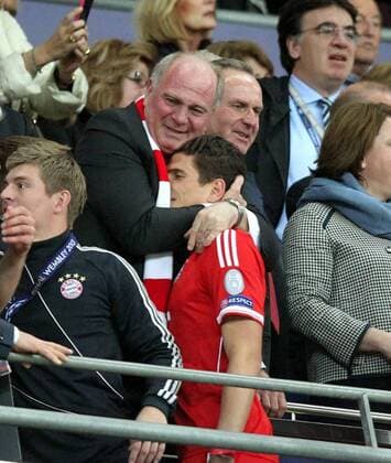 Fußball, FC Bayern München, Champions League Sieger 2013 Fussball, Champions League, Europapokal, Endspiel, Finale, Saison 2012 2013, Finale, 25.05.2013, FC Bayern München, v.l. Präsident Uli Hoeness, FC Bayern München, umarmt Mario Gomez, FC Bayern München, siegerehrung, li. Thomas Müller, FC Bayern München, ,