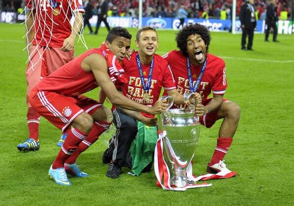 25.05.2013, Fussball Champions League Finale: FC Bayern München, im Wembley-Stadion London (England). v.l. Luiz Gustavo (München), Rafinha (Bayern) und Dante (Bayern München) feiern den Pokal.