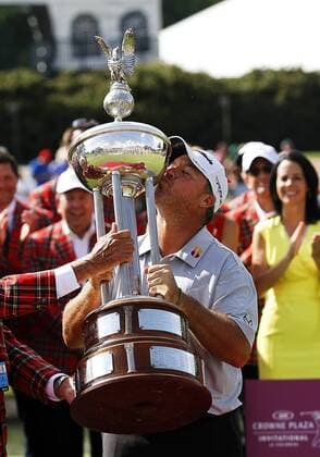 26 MAY 2013: Boo Weekley kisses the trophy after winning during the final round of the Crowne Plaza Invitational at Colonial played in Fort Worth, TX. GOLF: MAY 26 PGA Golf Herren - Crowne Plaza Invitational at Colonial - Final Round Icon16230 EDITORIAL USE ONLY