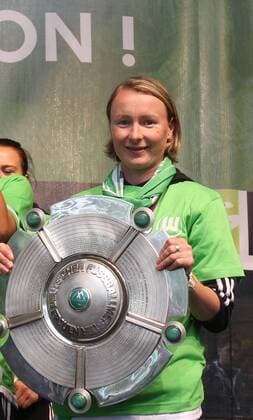 Conny Pohlers (WOB) mit der Meisterschale. Empfang in Wolfsburg für den Tripple Gewinner, das Frauenfussballteam des Vfl Wolfsburg, DFB Pokalsieger, Deutscher meister und Championsleaguesieger mit eintrag in das Goldene Buch der Stadt Wolfsburg.