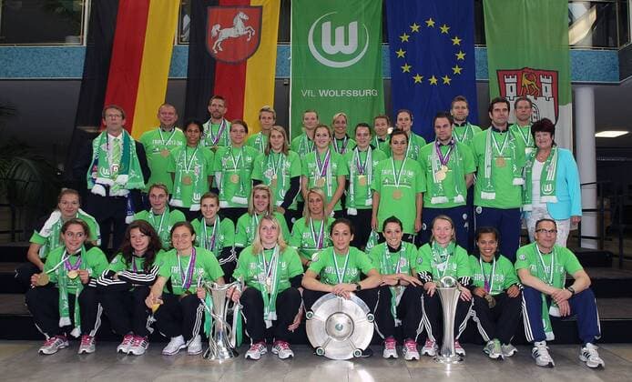 Mannschaftsfoto im Rathaus mit Oberbürgermeister Klaus Mohrs ( links aussen hintere reihe)Empfang in Wolfsburg für den Triple Gewinner, das Frauenfussballteam des Vfl Wolfsburg, DFB Pokalsieger, Deutscher meister und Championsleaguesieger mit Eintrag in das Goldene Buch der Stadt Wolfsburg.