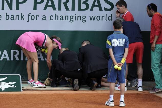 27.05.2013 Paris, France. Julia Goerges of Germany checks on the condition of a Ballgirl after she collapsed during the match between Julia Goerges of Germany and Zuzana Kucova of Slovakia in the first round of the French Open from Roland Garros. xDavidxEmmx  ActionPlus11411941