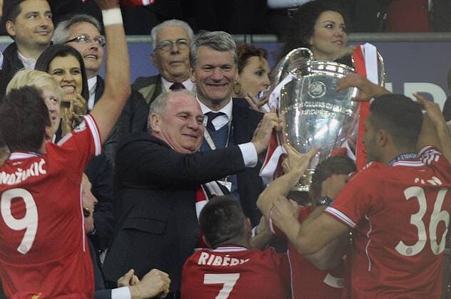 Fußball, FC Bayern München, Champions League Sieger 2013 Uli HOENESS (Höness,Praesident Bayern München),Jubel,Freude,Begeisterung, ,winner,Sieger,Pokal,Trophaee,Cup, Siegerehrung,. Fussball Champions League Finale 2013 FC Bayern München (M) 1-2. Saison2012 13, WEMBLEY Stadion, 25.05.2013.