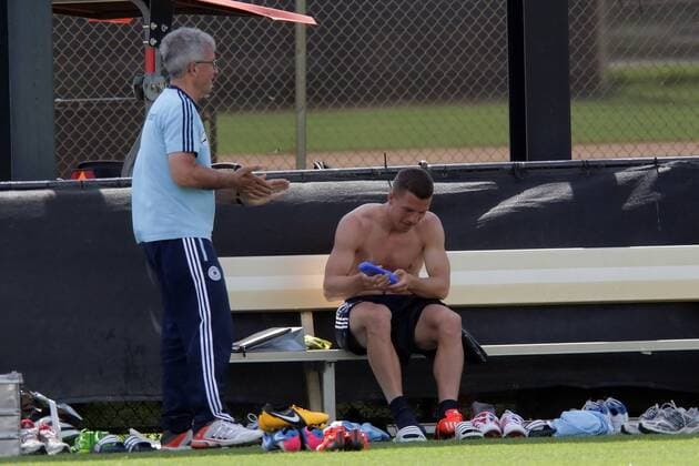 Lukas Podolski schmiert sich mit Sonnenmilch ein